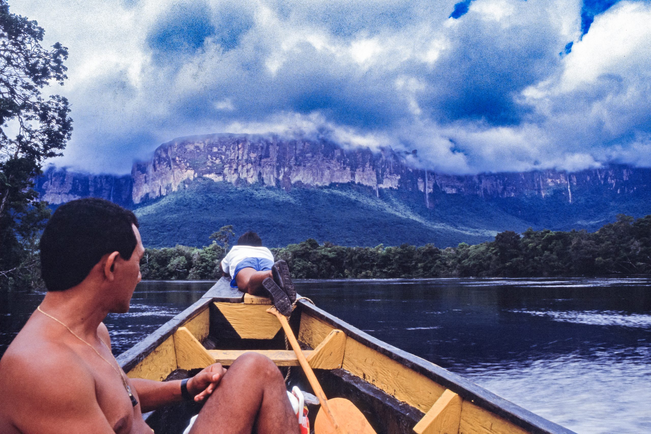 Bootsfahrt durch den Regenwald mit Blick auf Tafelberg in Venezuela, 1991