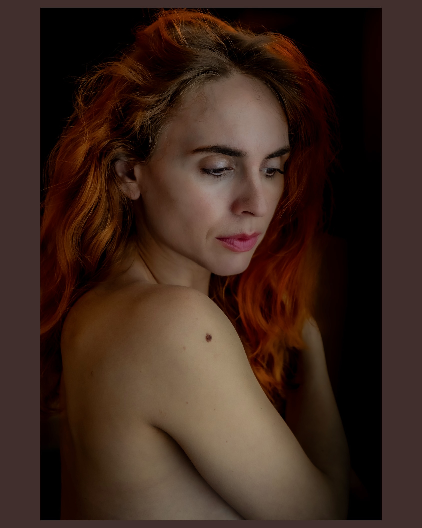 Portrait einer Frau mit roten Haaren und sinnlichem Ausdruck
