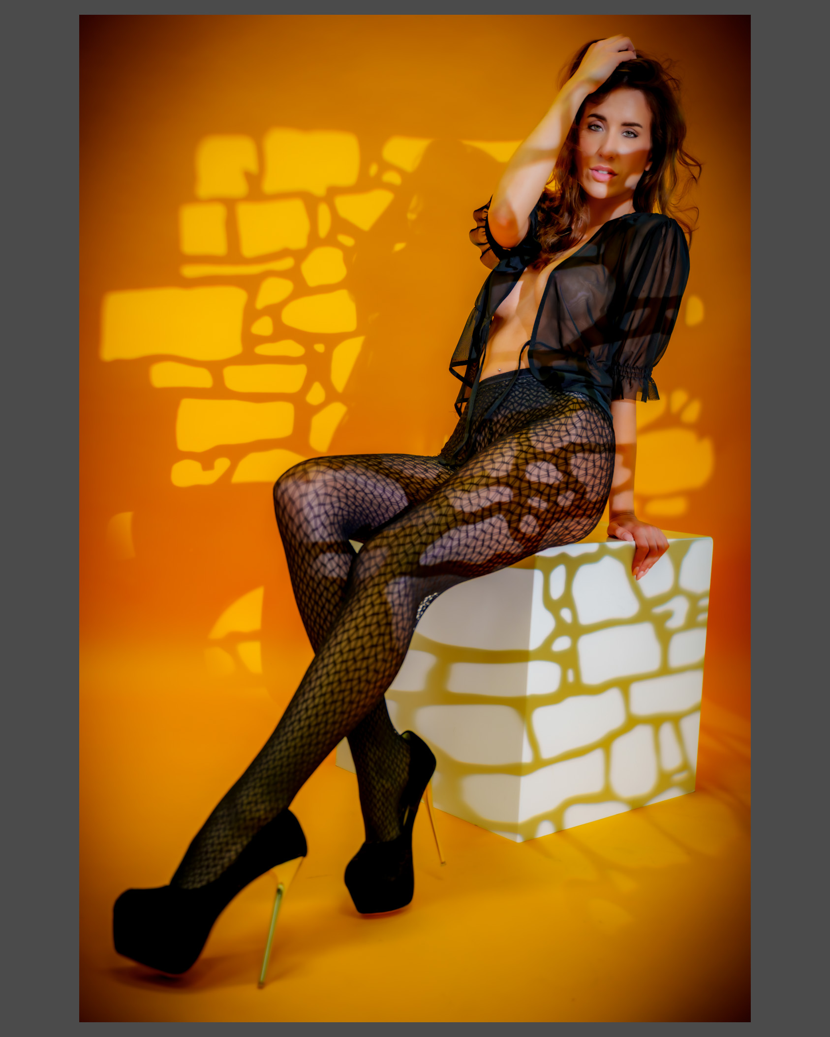 ransparenz ist kein Detail – sie ist Haltung. In diesem Editorial steht das Layering von Wolford und Saint Sass im Zentrum einer reduzierten, luxuriösen Bildsprache. Feinste Netzstrukturen umhüllen den Körper wie eine zweite Haut. Die grafische Klarheit der Saint-Sass-Strumpfhose formt Linien und Spannung, während die transparenten Layers von Wolford Licht filtern, Konturen betonen und Tiefe erzeugen. Material wird zur Architektur, Stoff zur Aussage. Das Zusammenspiel aus Schattenwurf, Pose und Textur verleiht dem Bild eine skulpturale Qualität. Nichts ist zufällig – jede Linie, jede Überlagerung dient der visuellen Balance zwischen Stärke und Sinnlichkeit. Meine Arbeit richtet sich an Marken und Magazine, die Mode als ästhetisches Statement verstehen: modern, souverän und zeitlos luxuriös.